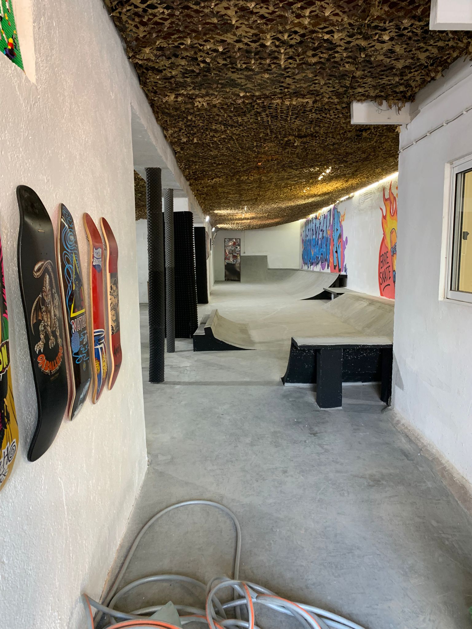 Zona indoor de skate com obstáculos
